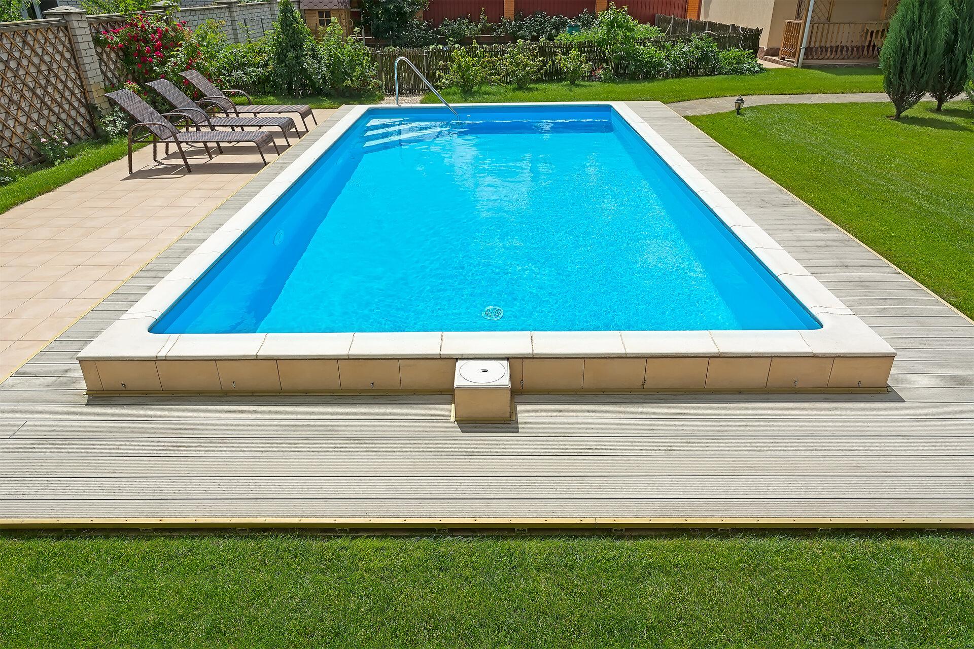 Swimmingpool im Hof ​​eines Hauses mit Sitzecke und Gartenmöbeln