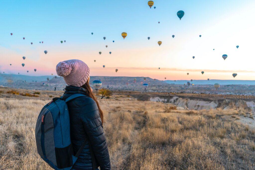 Reisende Frau betrachtet die Heißluftballons