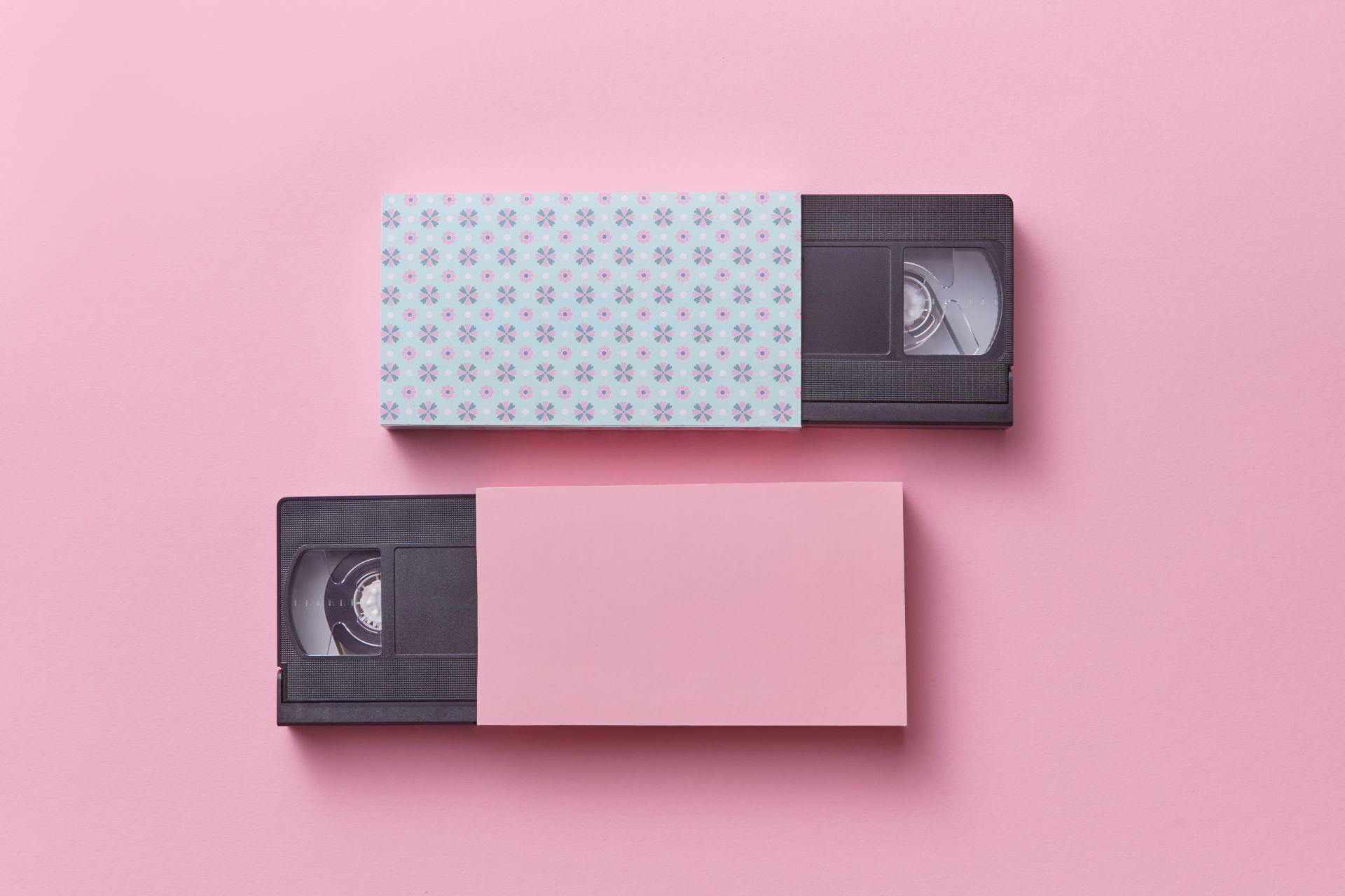 Zwei schöne VHS kassetten mit pinkem hintergrund