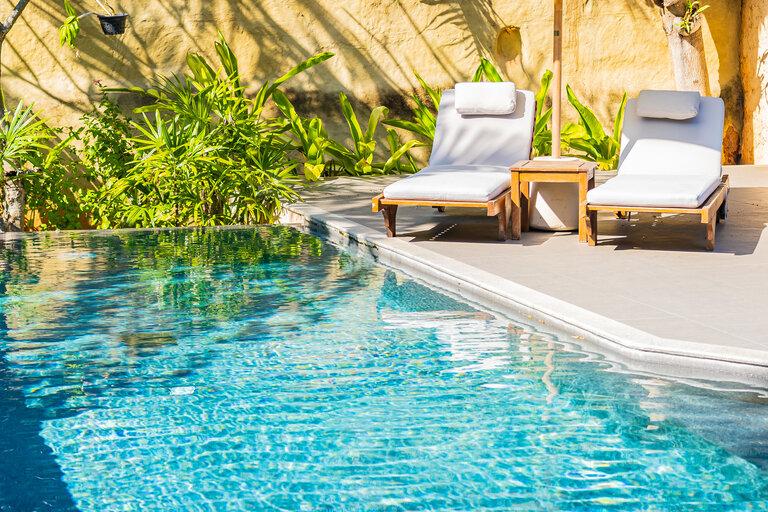 Sonnenschirm und Stuhl rund um den Pool, Paradies zuhause