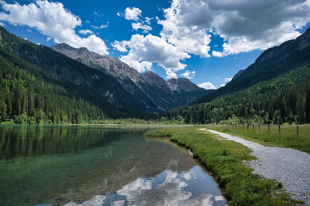 Landschaftsansicht des klaren Wassers, umgeben von hohen Bergen. Der Jägersee in Kleinarl. Österreich