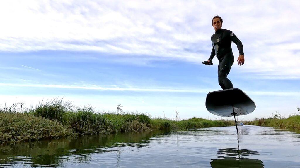 Tragflächenbootfahrer gleitet über das Wasser