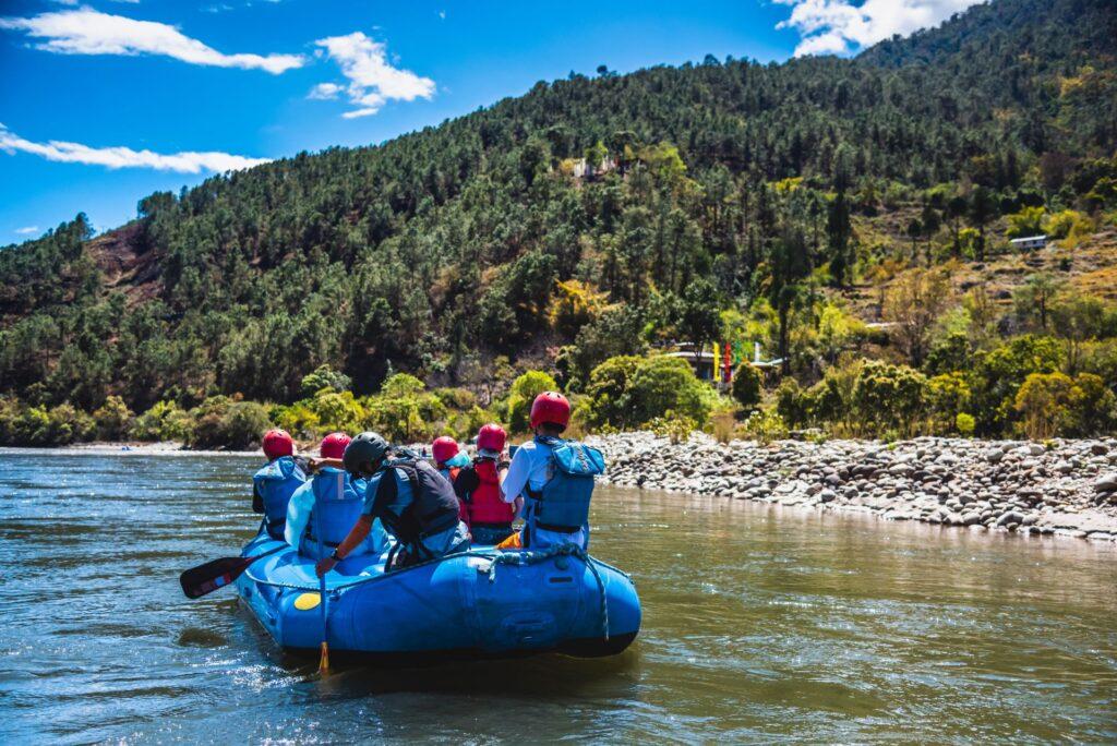 Touristen fahren auf der Rafting-Anlage, die ein interessantes Erlebnis für Reiseliebhaber bietet