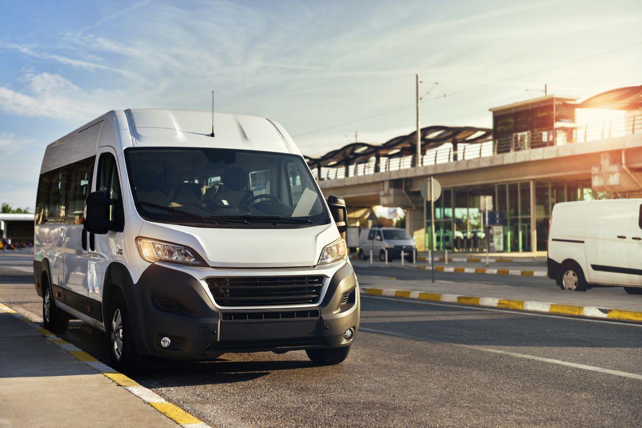 Shuttle-Bus am Flughafen Nürnberg für schnellen Transfer vom Parkplatz zum Terminal – ideale Lösung für komfortables Parken Flughafen Nürnberg