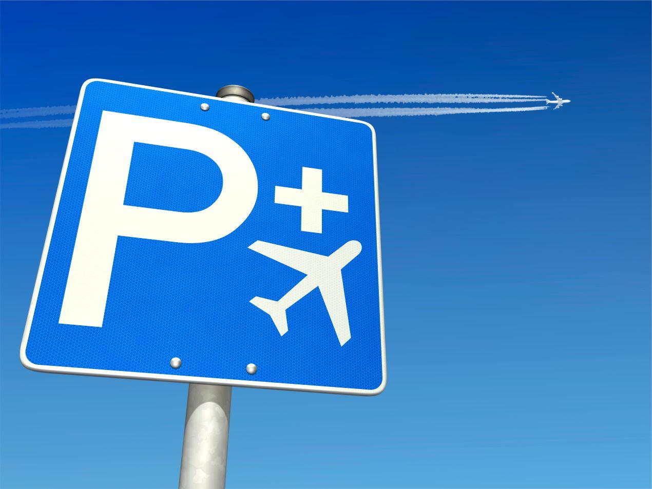 Blaues P+ Flughafen-Schild für Parkplatz Flughafen Nürnberg, mit Flugzeug im Hintergrund – einfacher Wegweiser für Reisende