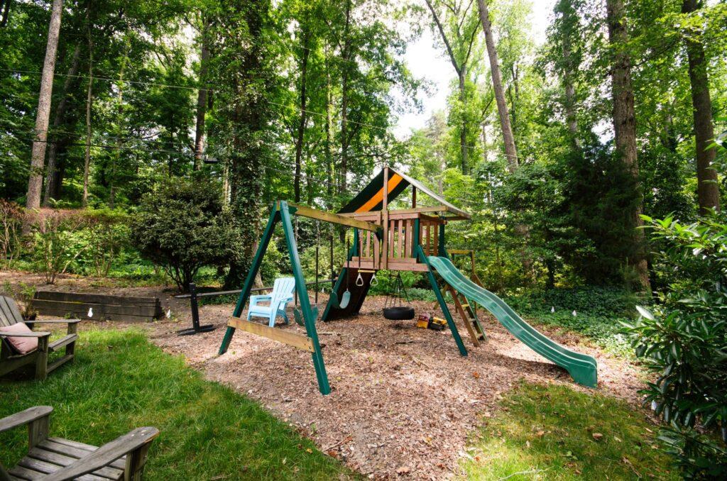 Ein Spielplatz im Wald