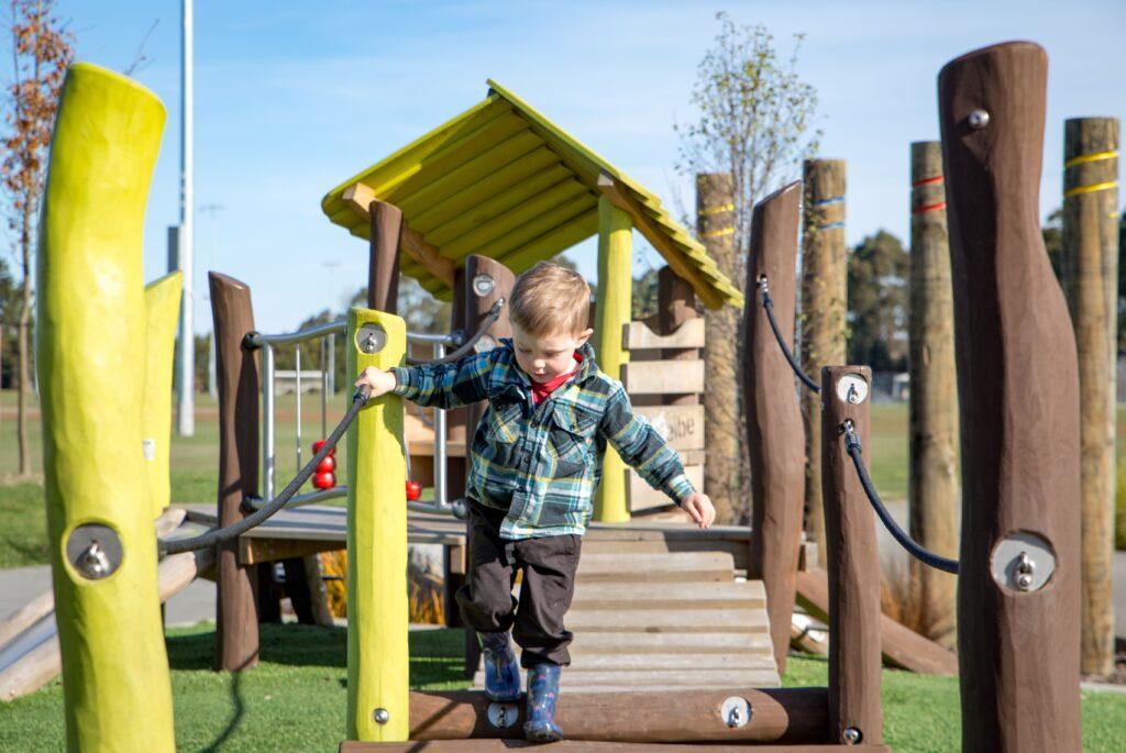 Ein Spielplatz auf dem ein Junge spielt