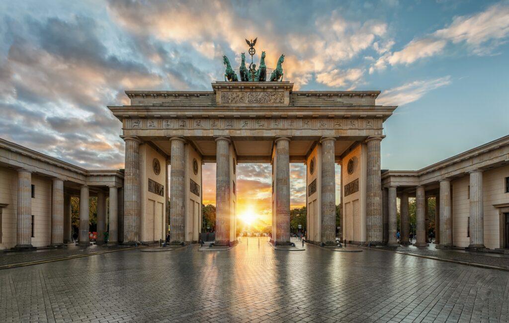 Brandenburger Tor mit Sonnenuntergang und Escort Berlin Atmosphäre