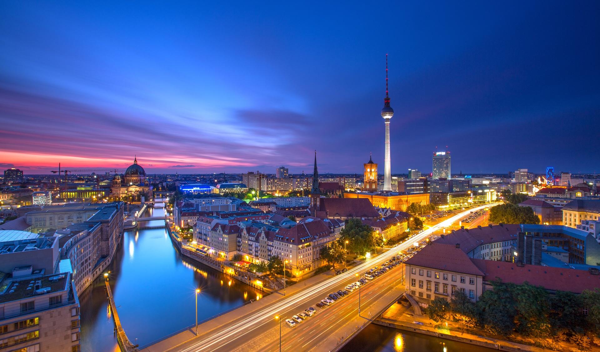 Berlin bei Nacht mit Skyline und Escort Berlin Flair

