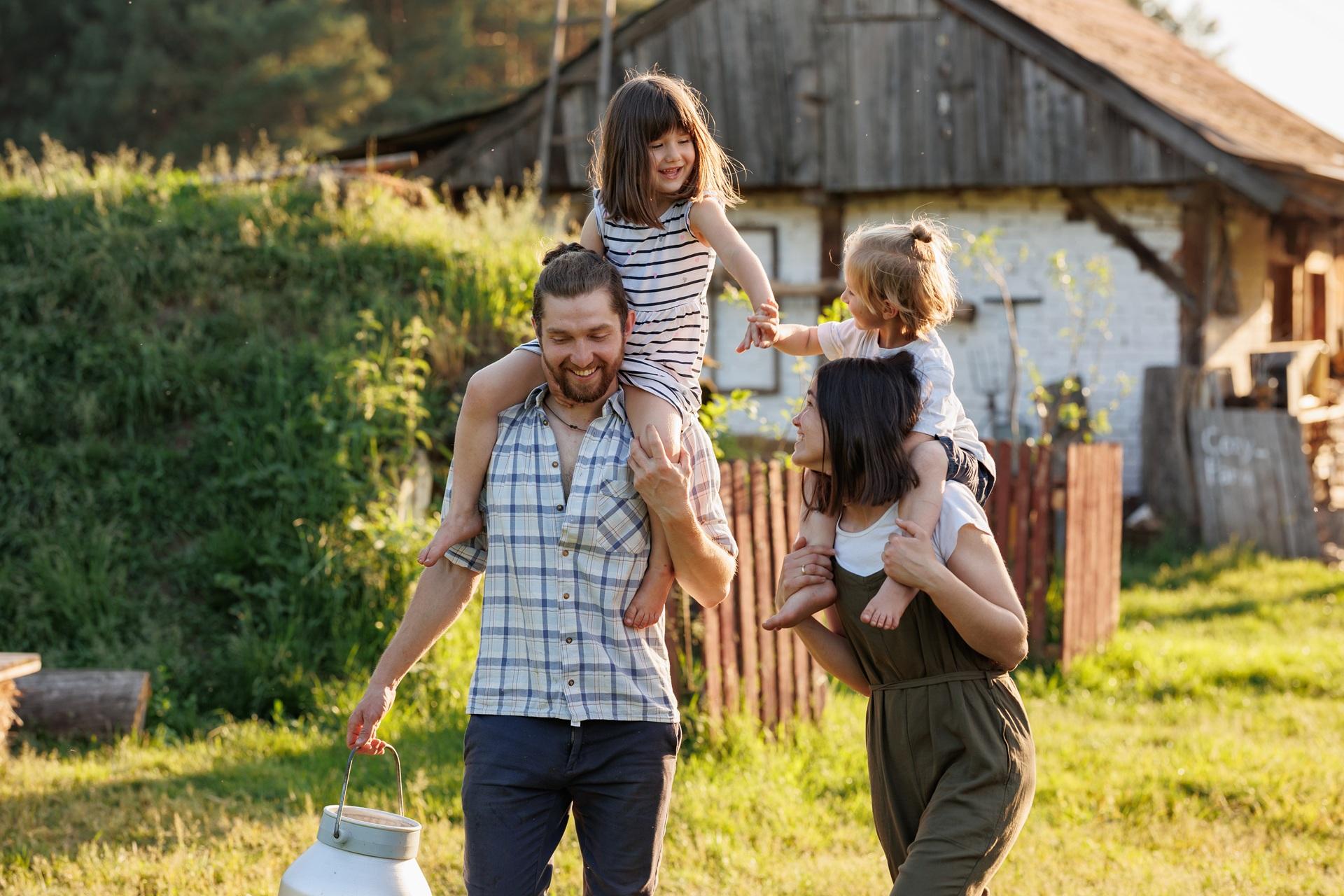 Familie verbringt Urlaub auf Bauernhof | Agriturismo Sardinien