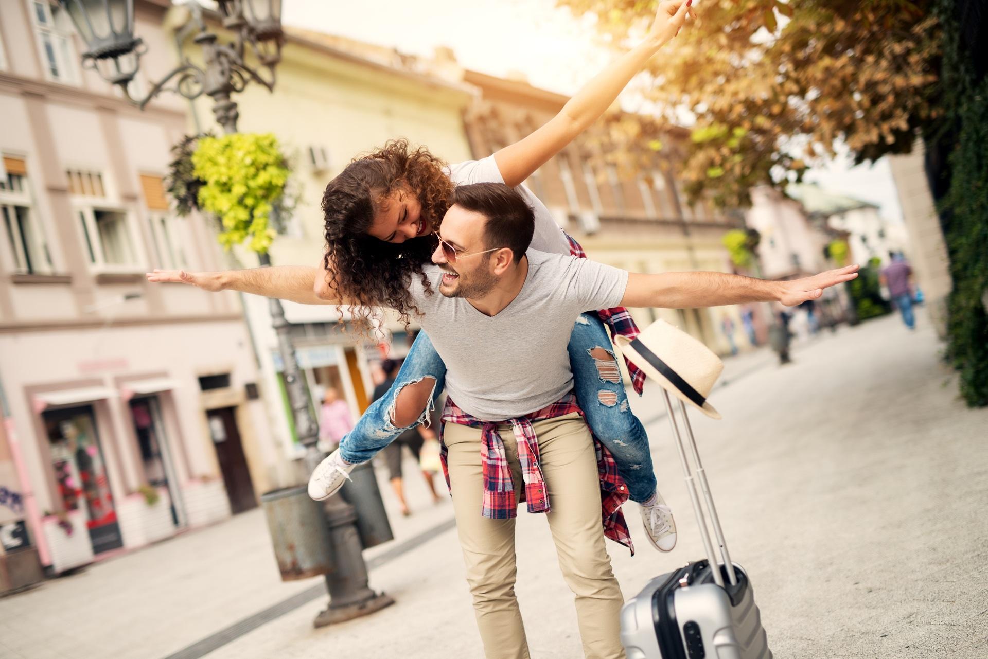 Lachendes Paar auf Reise mit Koffer | Elf Bar Vape