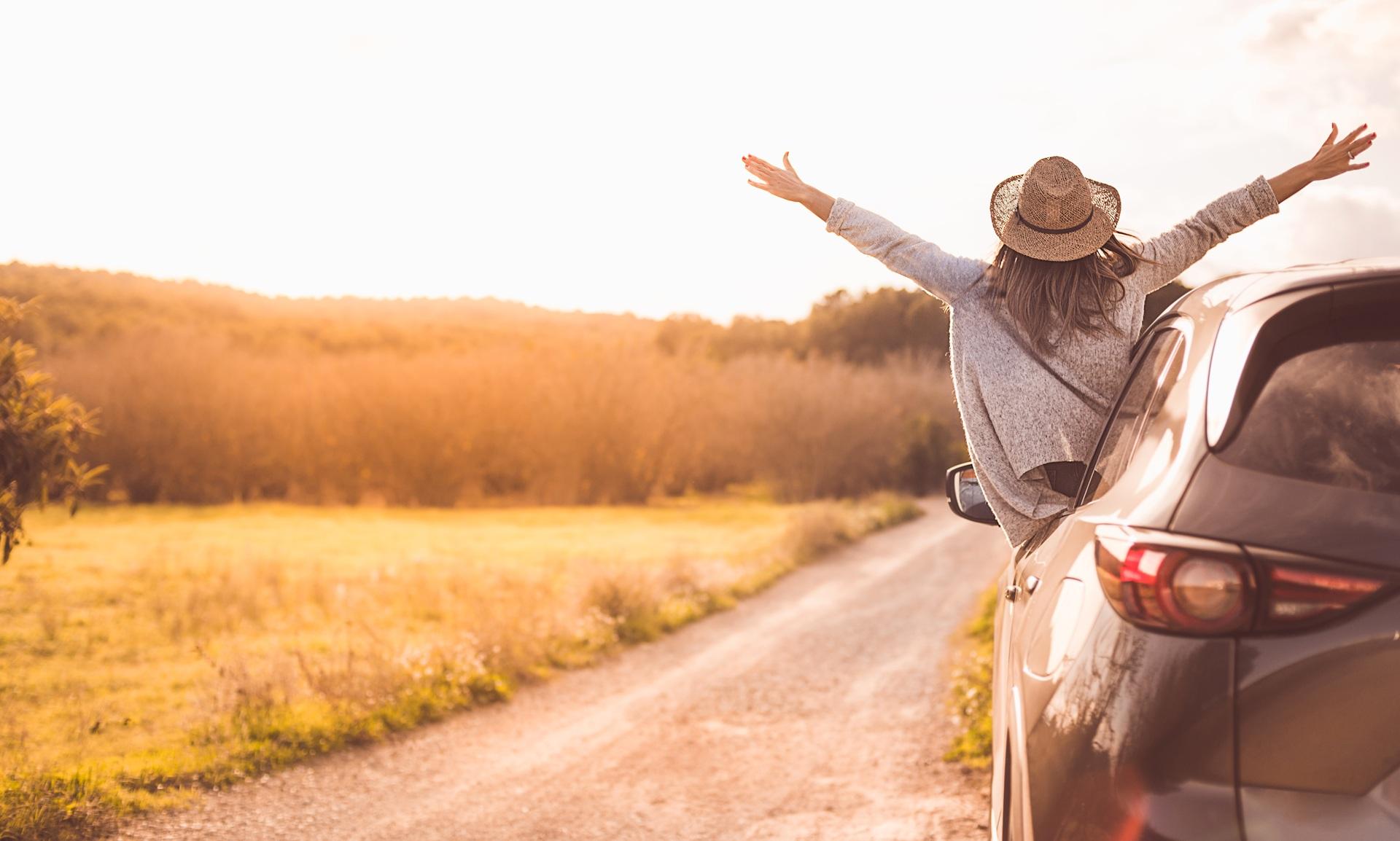 Frau geniesst Sonnenuntergang auf Roadtrip | Elf Bar Vape