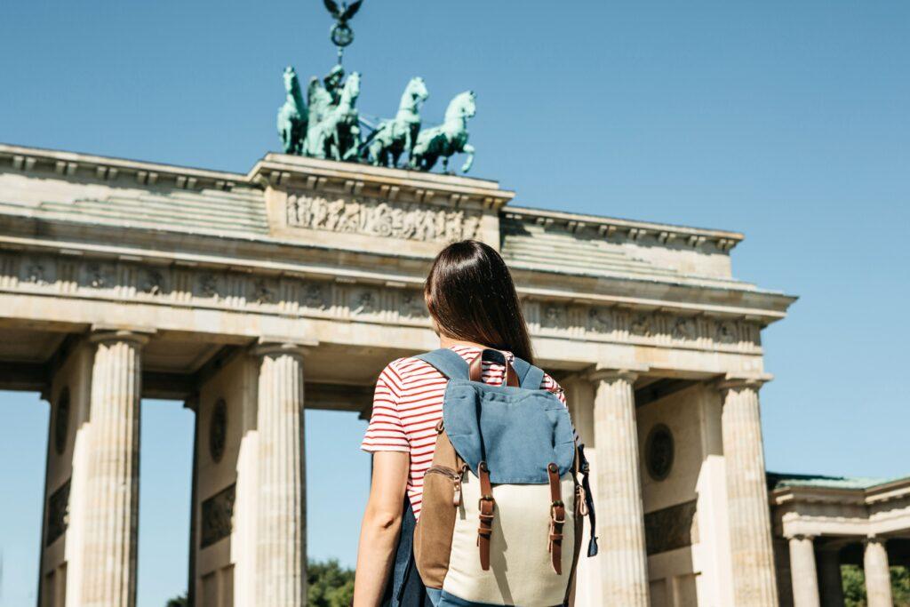 Klassenfahrt Berlin_Schulklasse vor Brandenburger Tor